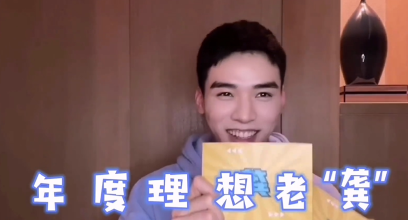 易烊千玺"亲哥哥"微博晒私人照爆火,1800男粉丝在线