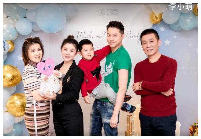 新加坡春节温馨一家,王雷李小萌抱儿子,爱意满满._家庭_生活_夫妻