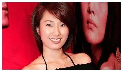 李影成为演艺界耀眼之星,谢幕时绽放光芒_人们_激励_梦想