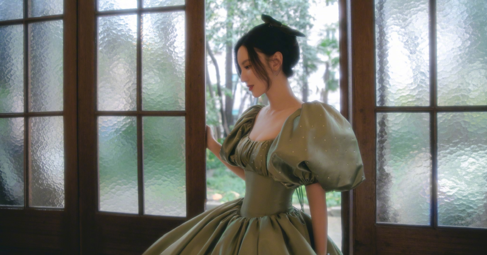 张萌晒泳衣照为自己庆生,大秀完美身材,直言:女人四十一枝花!