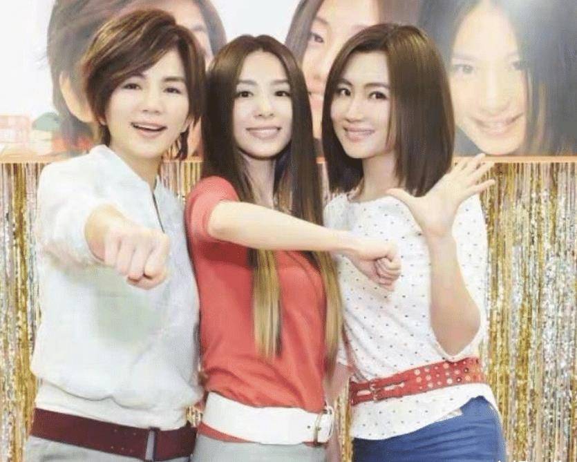 she组合罕见同框,三人状态神似18岁少女,但拍照动作更亮眼_田馥甄