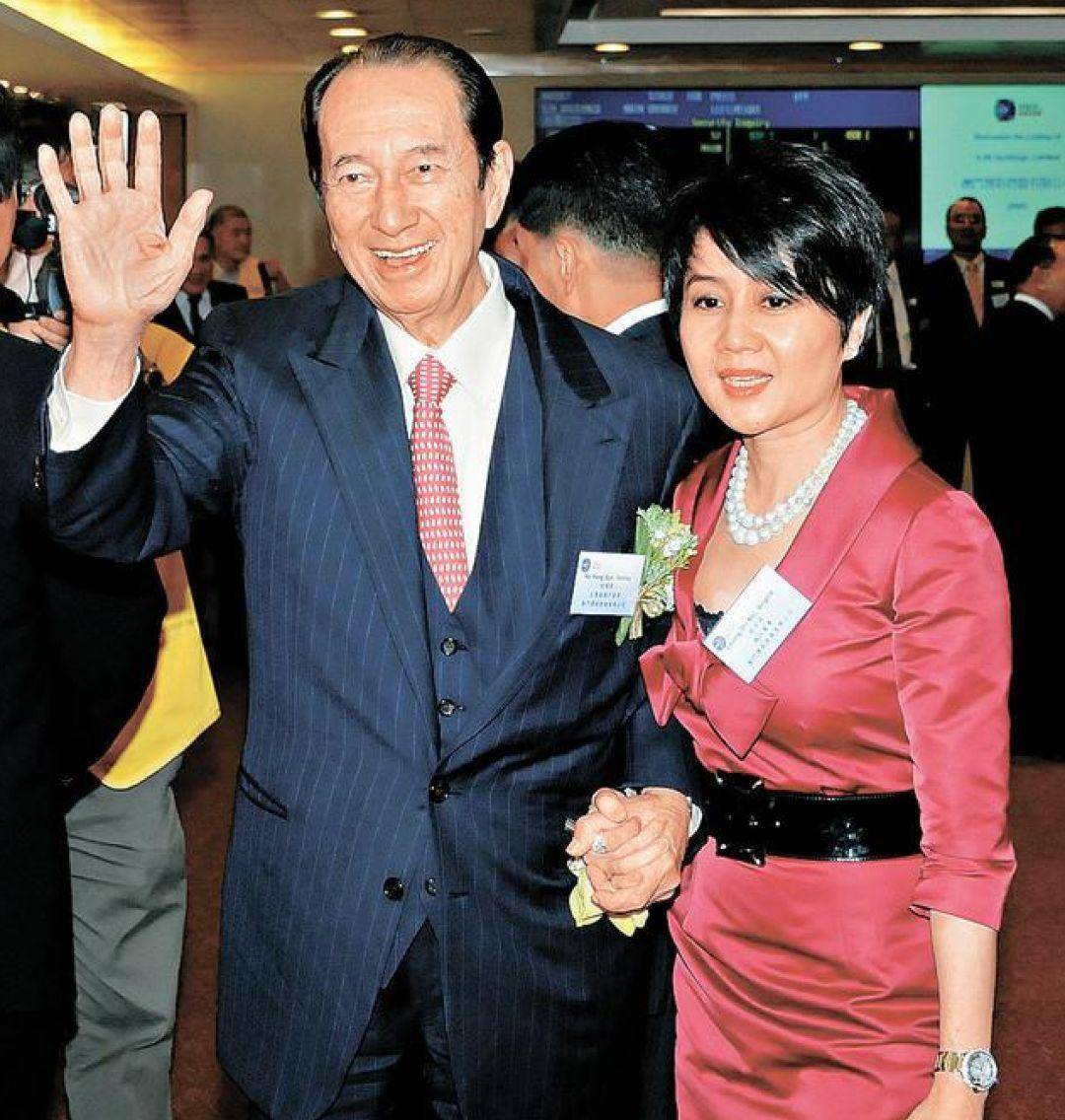 当年给赌王"擦身体"的女护工,为报答该女孩,赌王赠了她1个亿_何鸿燊