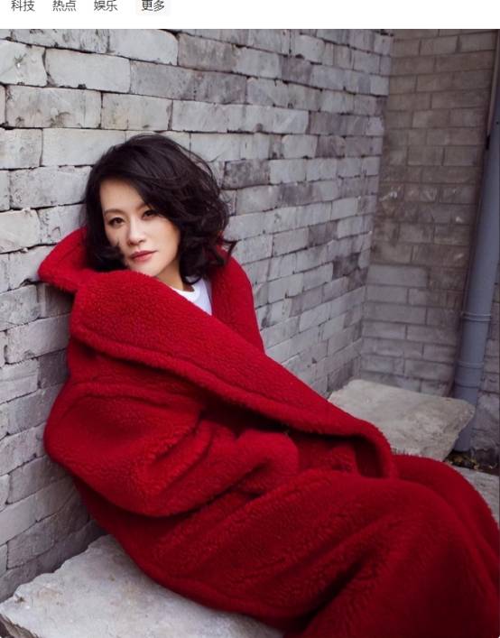 57岁邬君梅带火春季穿搭,红大衣 白t恤 小黑裤,穿出显贵范儿_时尚