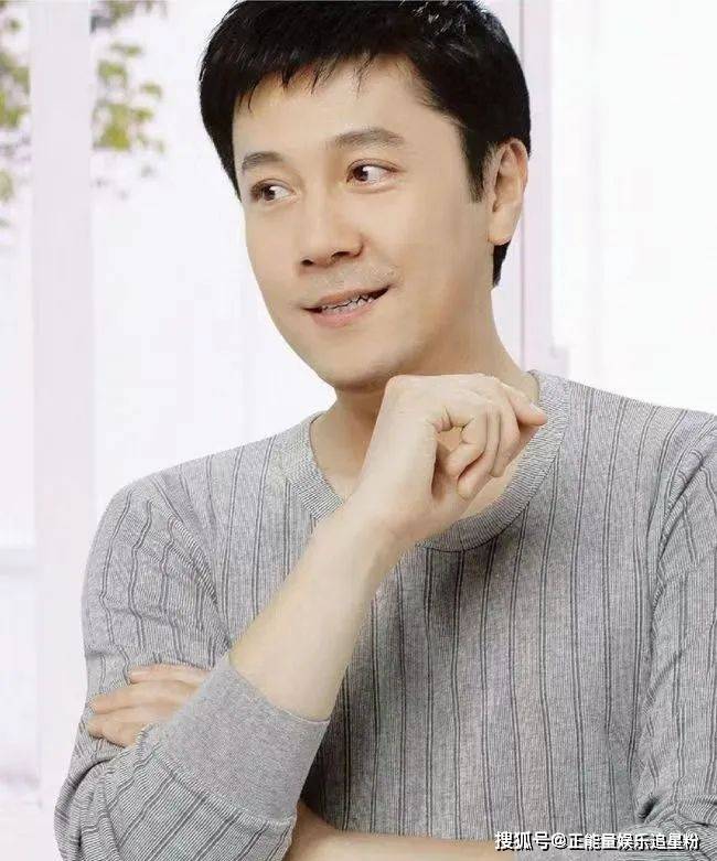 还和时代少年团的粉丝互动,回答问题,穿上时团的应援色衣服,可谓是