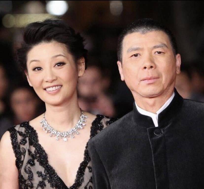 与冯小刚的相识是在1992时,徐帆出演电影《大撒把》,认识了冯小刚