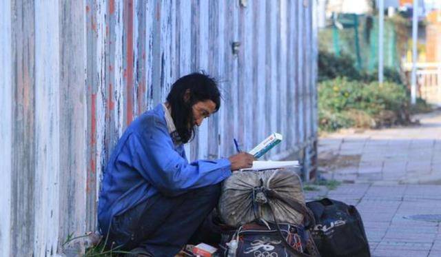 华强北"山寨机王子"陈金陵:曾拥亿万财富,破产痴傻,流浪街头_市场