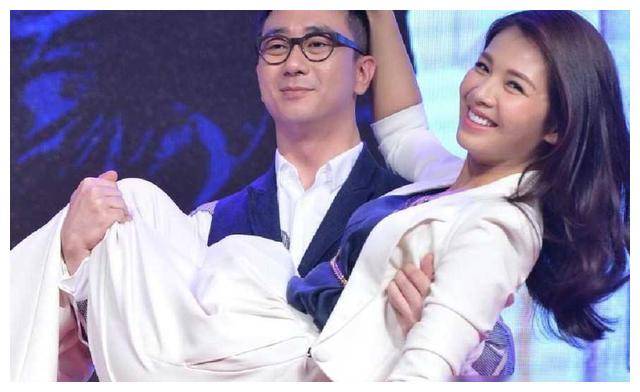 刘涛被抱在怀里!细心观察他的手上小动作,人品真实一览无余!