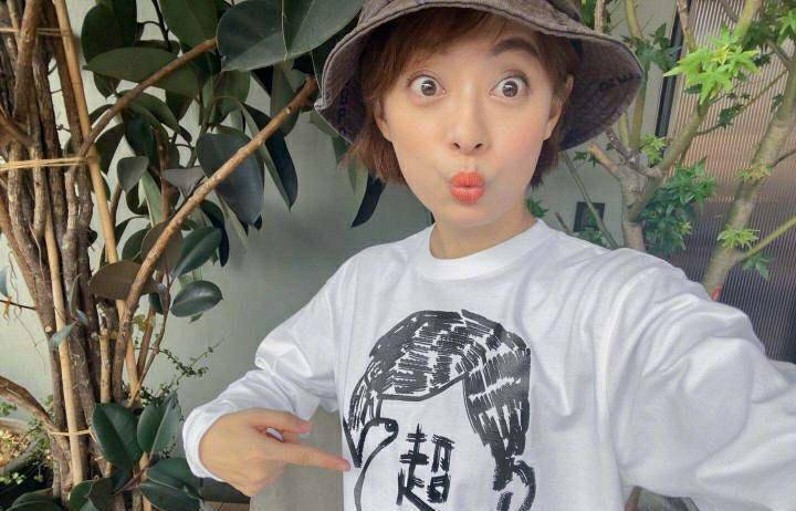 小花妹妹下楼梯,小家伙两条腿在身侧不停晃悠着,画面超有爱_孙俪_时候