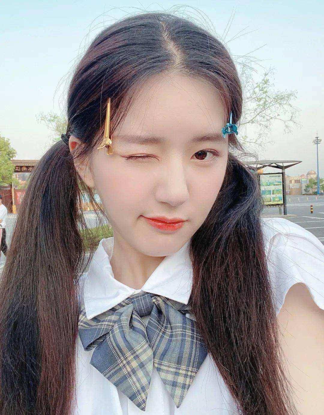 卷发双马尾更是能营造出发量富翁的效果,微酷又不失甜美,如果你是发量