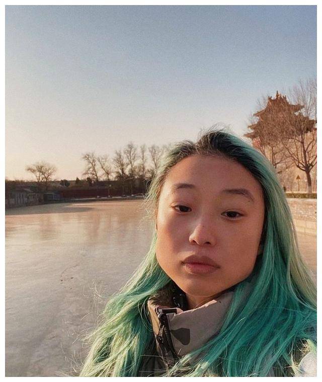 然而,与《vogue》前任主编张宇不同,章凝的资历并不丰富,19