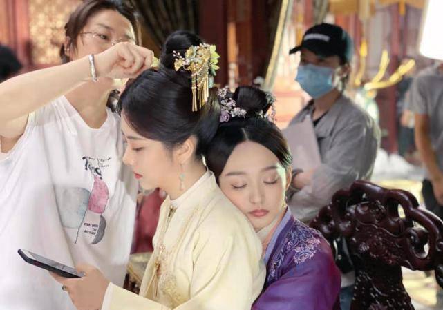 何泓姗晒与妈妈合照,称要一起参加节目,两人鼻子眼睛一模一样像姐妹花