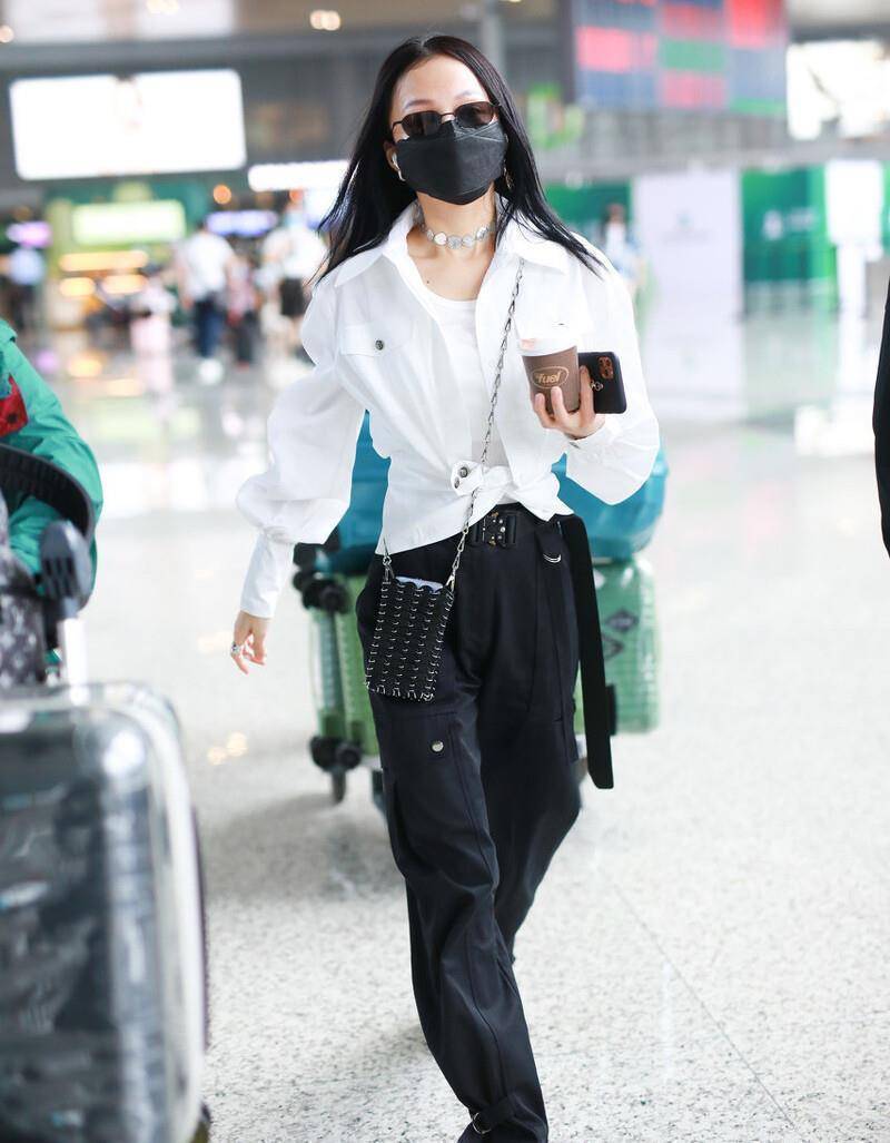 搭配小白别花里胡哨了,这个春夏只穿"黑白配",也能