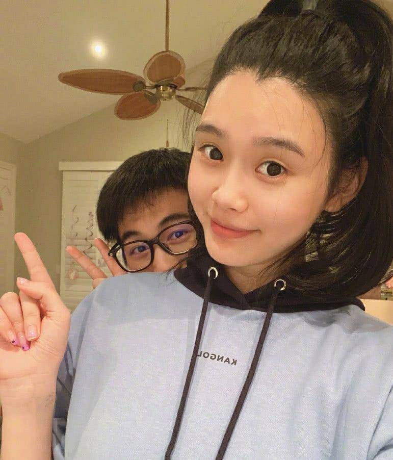 何猷君记录妈妈探望孙子孙女,满脸喜欢,儿子全程把玩妹妹小脚丫_奚