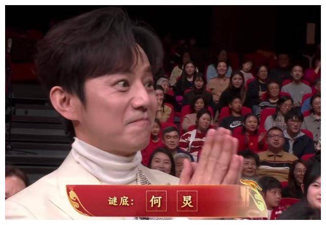 何炅撒贝宁同框,49岁的骨相老去vs.