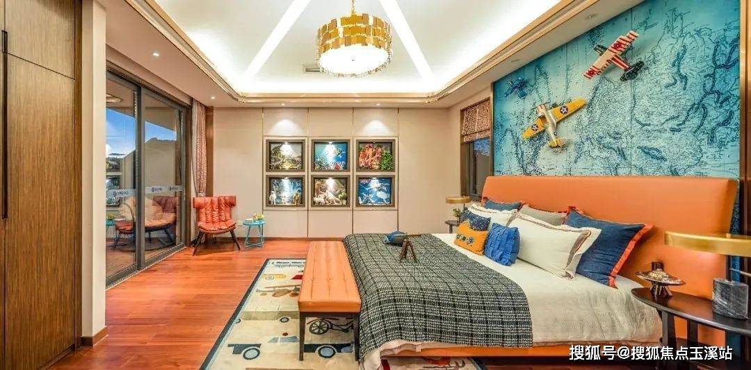 与湖景酒店隔道相望,东侧紧邻玉龙湾公园,北侧临老昆明城(老