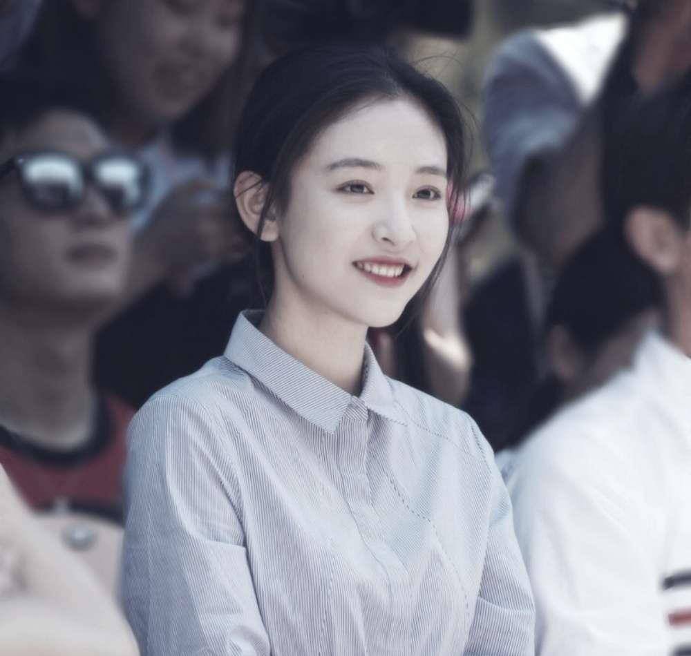 同样是武大校花,黄灿灿就是照骗,可吴倩生完孩子也能灵气逼人_感觉