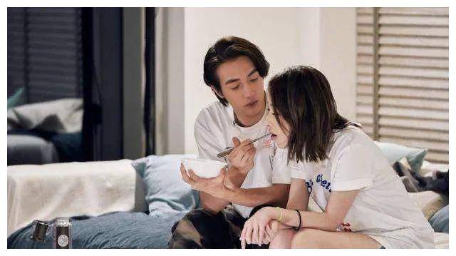 萧亚轩新恋情曝光,寻找自己的路,何其漫长._黄皓_生活_爱情