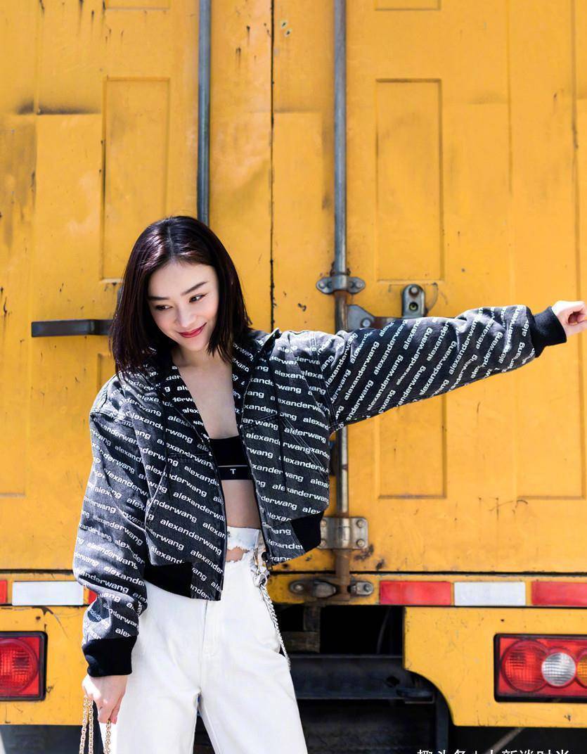 袁姗姗真是豁出去了!内搭不穿裹块布,一般人真不敢穿_穿着_时尚_身材