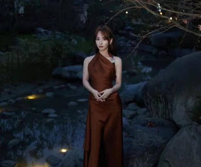 张嘉倪好拼,前脚在寒风冷水里拍照,后脚就到医院做肩颈针灸,看着好疼