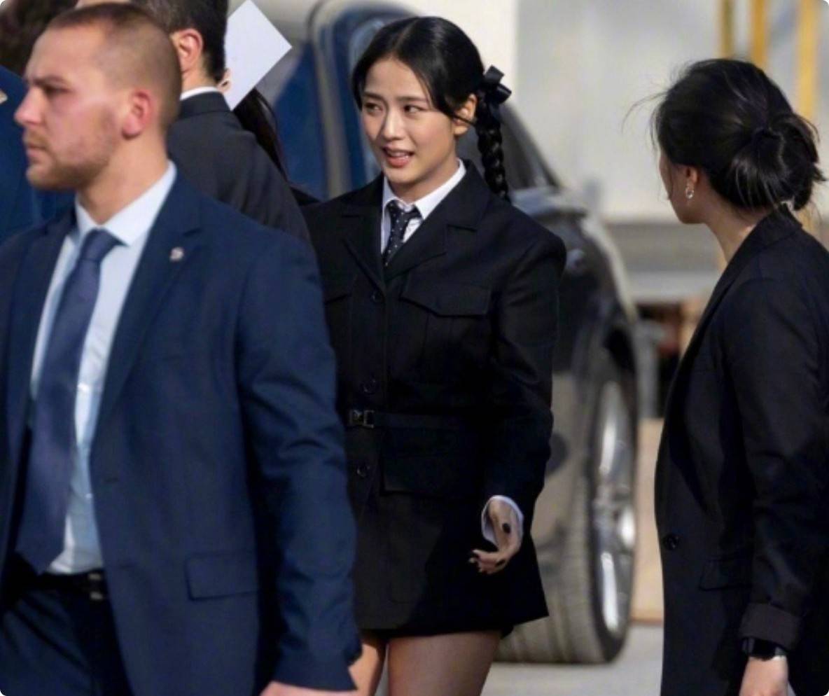 巴黎时装周第一弹,亚洲女星穿着保守,欧美女星丰满有