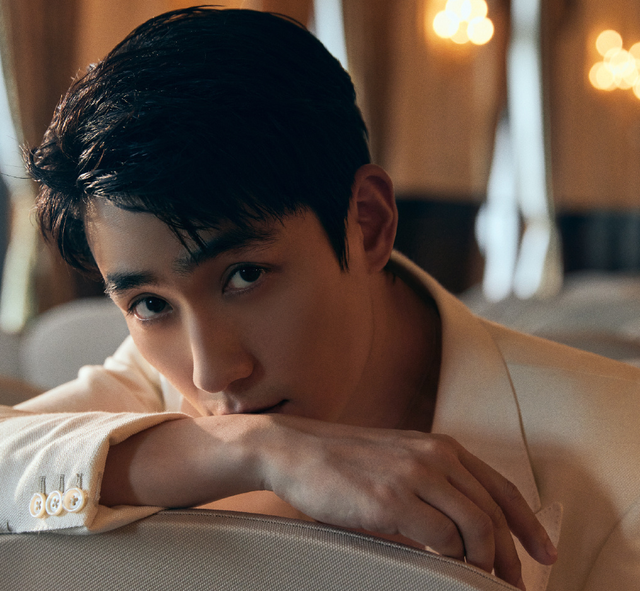 朱一龙16年旅游照被扒,疑似晒出与神社合影照,又一流量陨落?