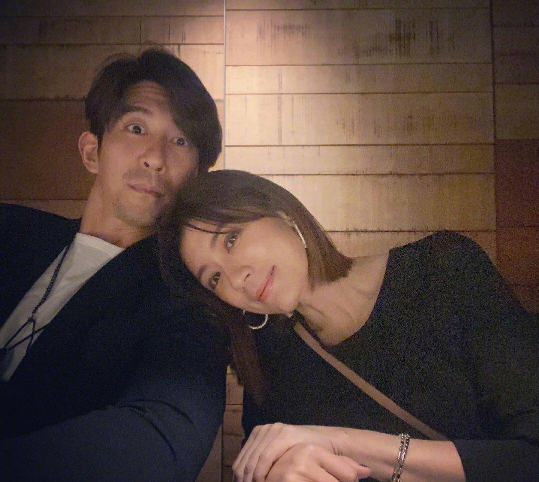 在另外一张照片里面,就是贾静雯和修杰楷二人秀恩爱的时光了,不过在这