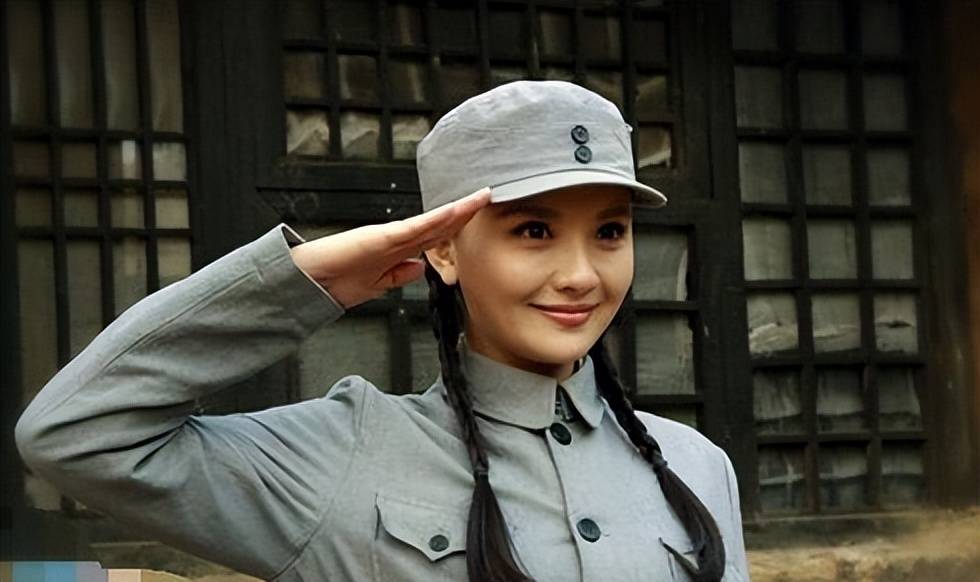 孙茜勇敢无畏去一线深情讲述当兵执行任务时连遗像都拍了