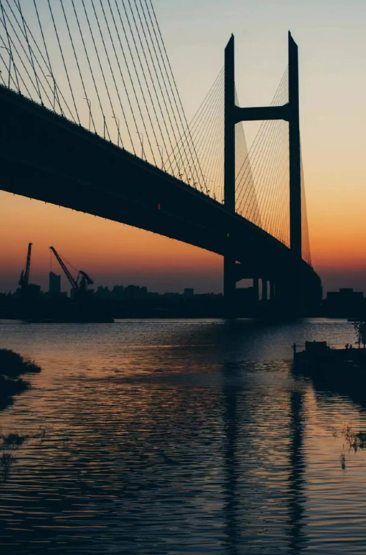 在激情燃烧的岁月,江南春水漾漾泛东流,舟人夜语觉潮生,渔家傲风灯影