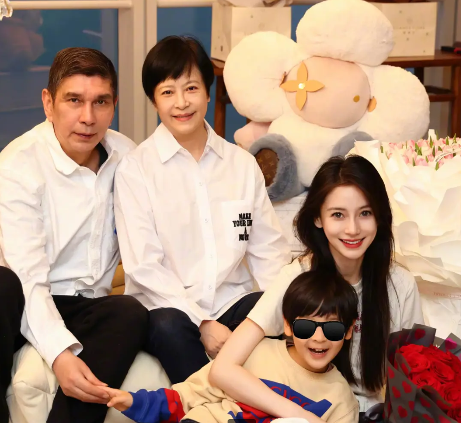 杨颖刚过完生日,便晒与家人合照, 小海绵格外的帅气!_父母_妈妈_发展