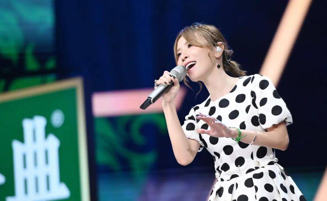 回顾黄雅莉上热搜:别人都在羡慕她的生活,可生活从来不容易!