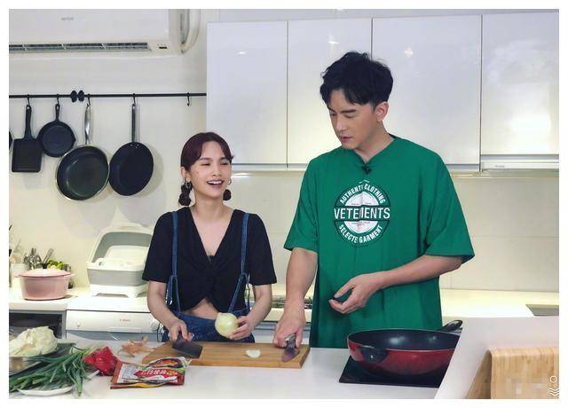 《郑元畅之不专业厨房》去做饭,做饭现场充满欢乐,而今年第二季不专业