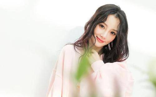 李小璐抱甜馨晒近照,双腿细成麻杆直发抖,自毁前程靠娃刷存在感_女儿