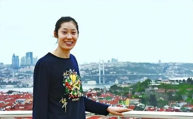 中国女排传来好消息:朱婷做出难得决定,球迷齐声点赞_科内利亚诺_排球