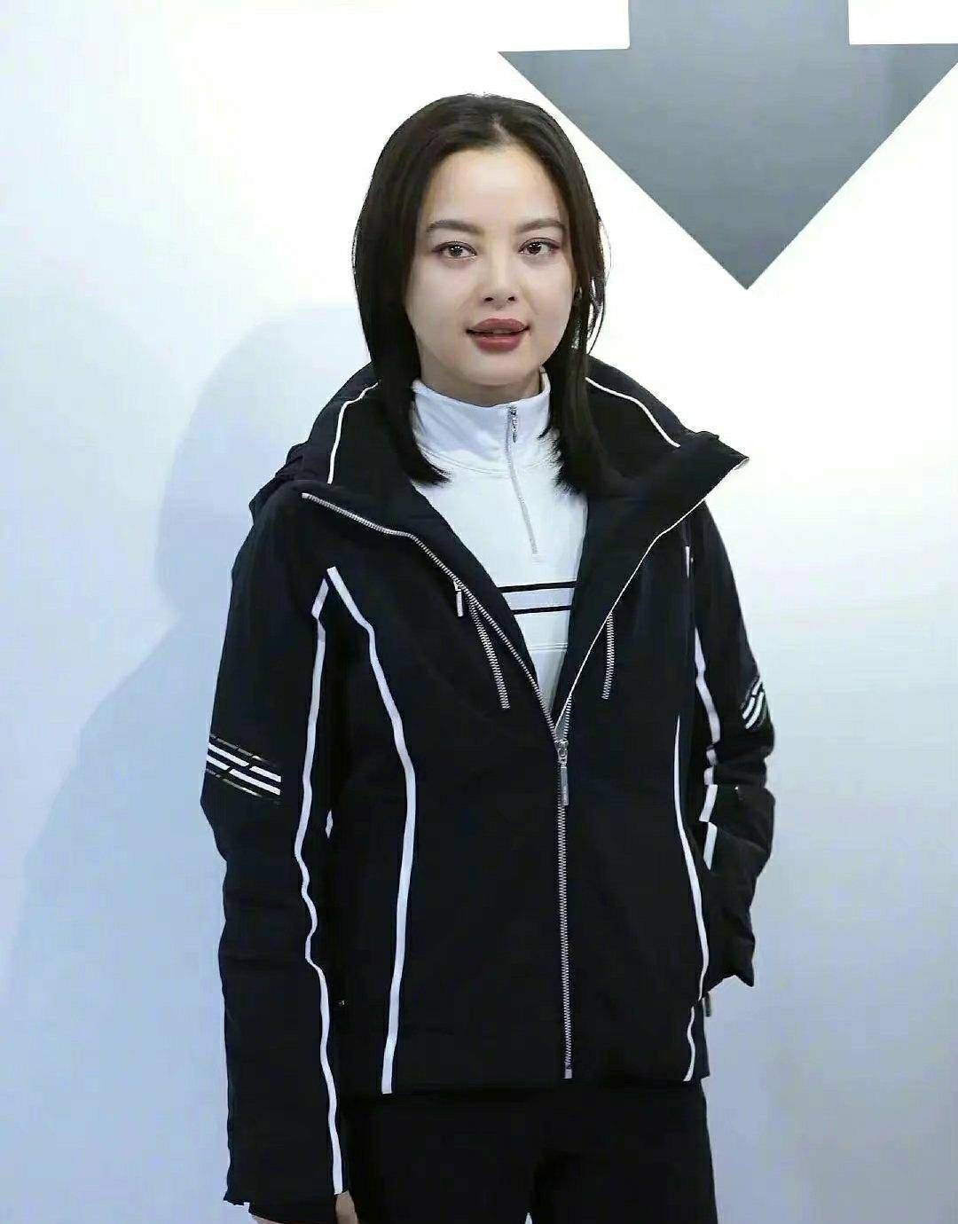 出席活动的辛芷蕾以一身运动装扮现身,下半身穿着黑色微喇叭的阔腿裤