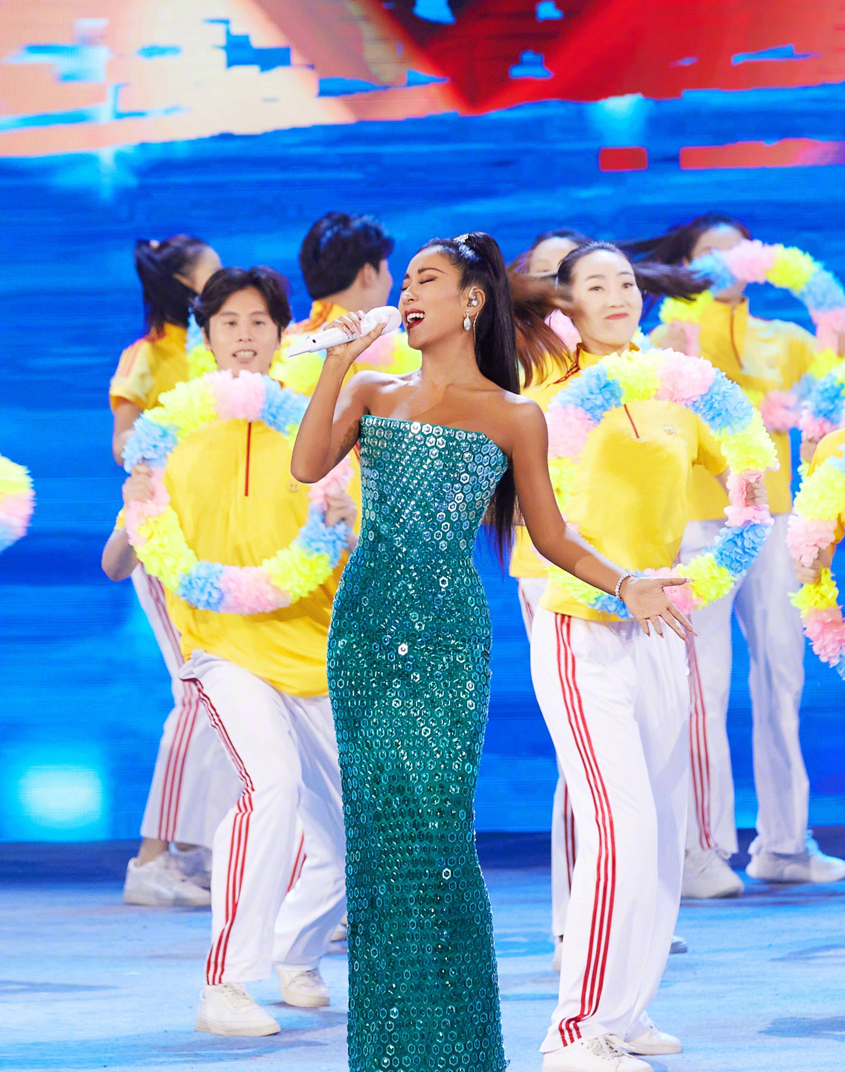 社交天花板的吉克隽逸又来整活了,学张静初喝绿汁,喝一口就开始喊妈妈