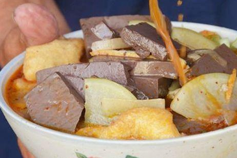 大爷摆摊卖"大乱炖",1碗炖菜10元油条免费吃,食客开豪车来吃_食材