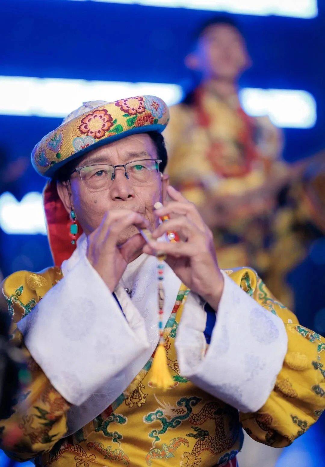 图源:西藏日报格萨尔王传这部英雄史诗,主要分成降生,征战,结束三部分