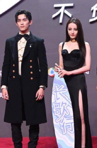 热巴穿西装配皮鞋出席活动,男友力爆棚,蓬松卷发太飒了_吴磊_黑色