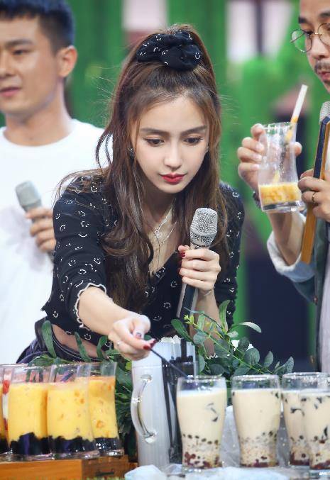 杨颖综艺中自信露出小蛮腰,又甜又飒,看到鞋子:又是42码的脚?