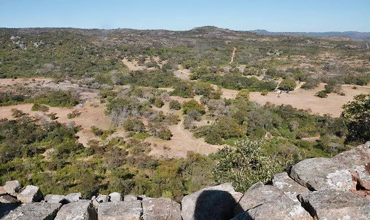 津巴布韦国土面积相当于中国的云南,历史上也有过一些发达的原始文明.