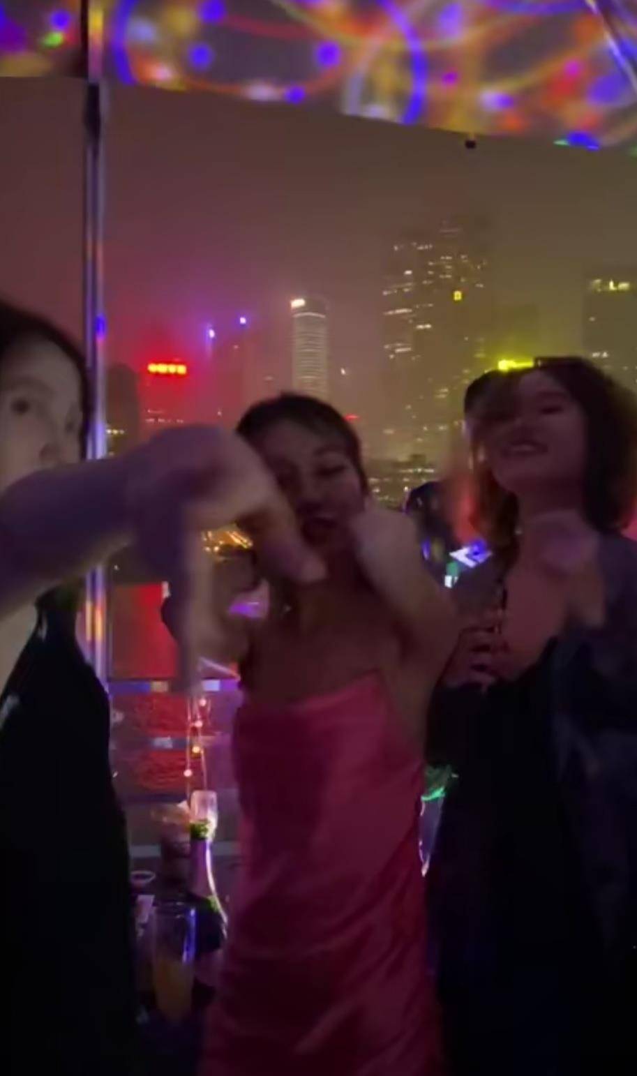关晓彤生日派对,身穿黑色短裙蹦迪,手拿香槟,对着镜头摇摆助兴,似已喝