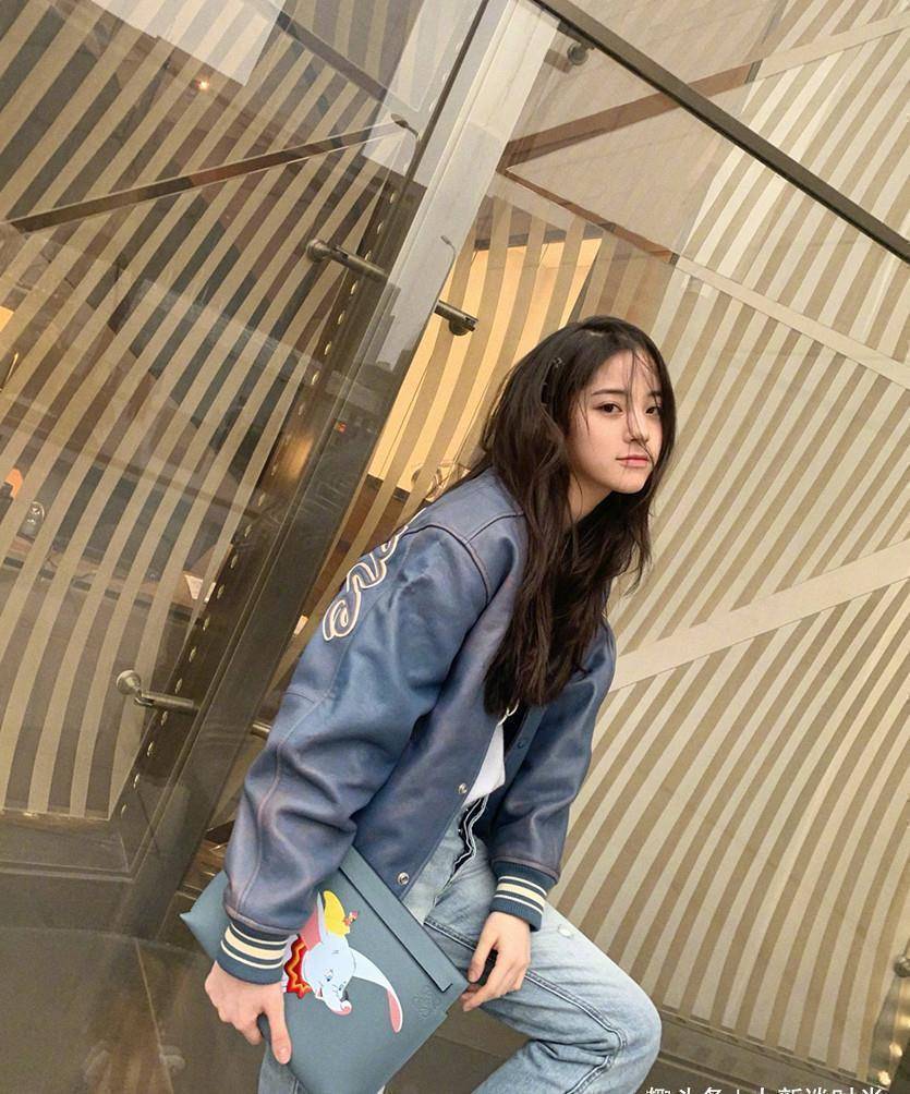 欧阳娜娜19岁时尚过头,穿时尚衣身材好真实,00年姑娘不简单_穿着_服装