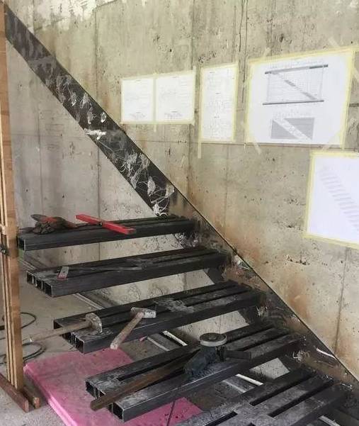 原创小哥哥回乡下打造一处悬空木质楼梯邻居看了腿发软你敢试吗