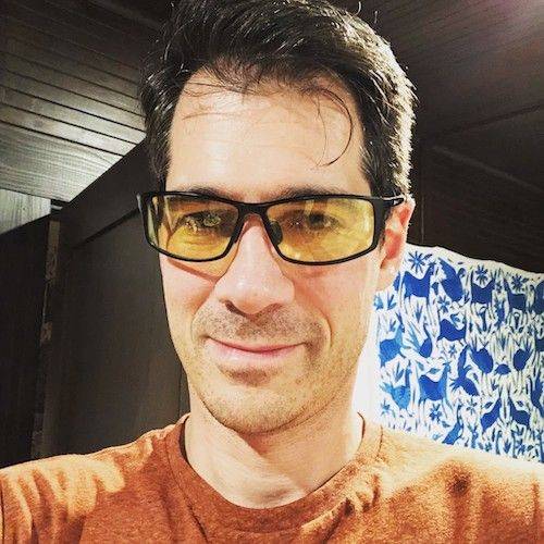 杀手的据点,所有的教练都穿着lululemon,带着防蓝光的黄色镜片眼镜