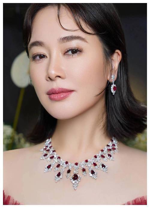 左小青性感身材无法掩盖的绯闻风波,引人瞩目_经历_资源_指导