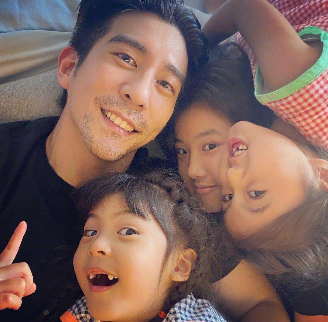 在另外一张照片里面,就是贾静雯和修杰楷二人秀恩爱的时光了,不过在这