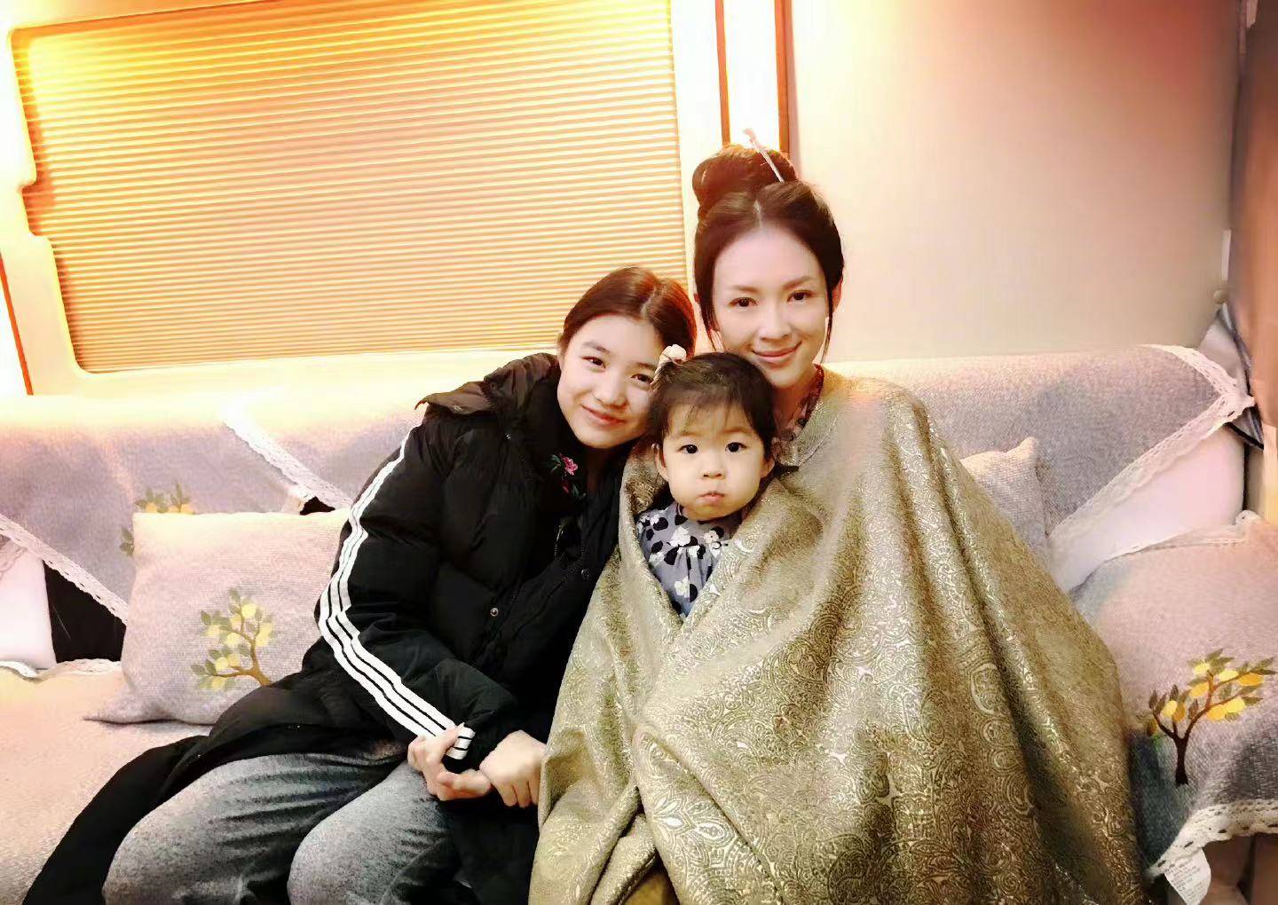 汪峰大女儿熙熙晒留学照,年已满18岁,越来越美_章子怡_葛荟婕_妈妈