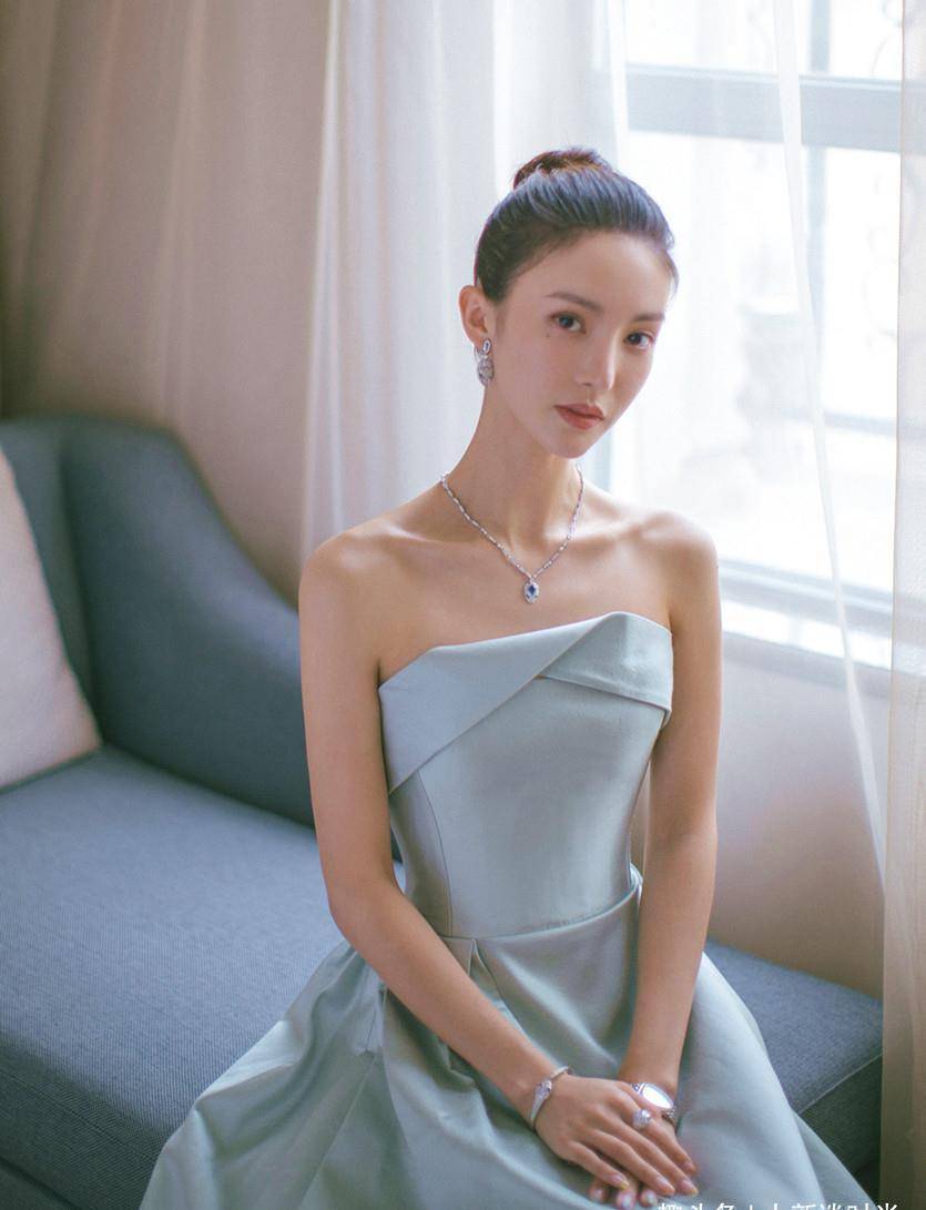 金晨这也太时尚了吧,卫衣里面只有一条身材衣,为秀身材真够拼的_穿着