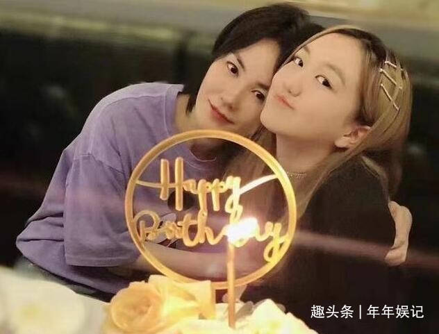 李亚鹏再婚生子后,16岁李嫣一反常态,晒泳衣又秀大时尚照片_王菲_父母