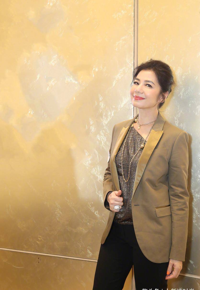 钟楚红60岁状态真好,穿深v连衣裙时尚犹存,气质堪比年轻时期_西装_款